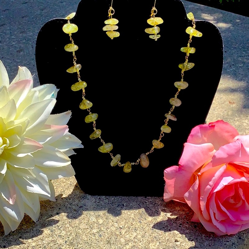 Handmade Green stone necklace with gold tone on wire and pair pierced earring
